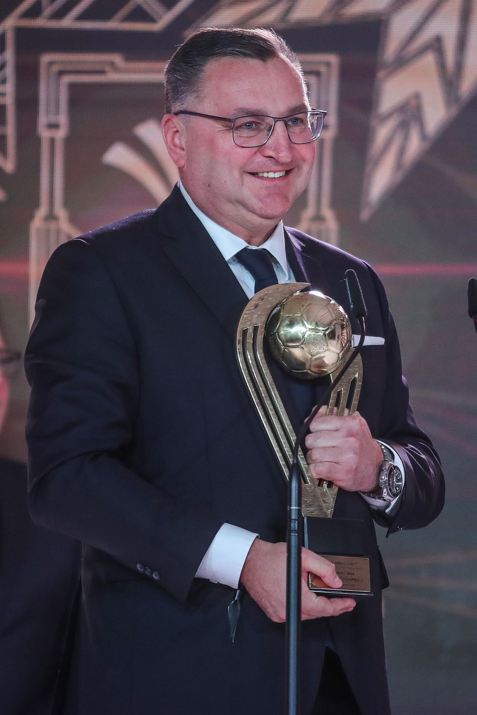 Czesław Michniewicz ze statuetką dla Trenera Roku w plebiscycie tygodnika "Piłka Nożna"
