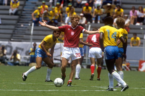 Zbigniew Boniek w otoczeniu Brazylijczyków na mundialu 1986 r.