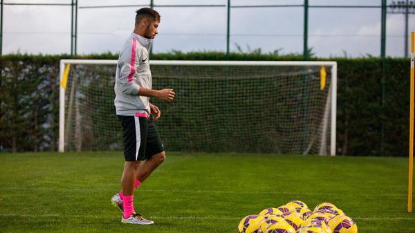 Neymar w nowych butach -  Hypervenom Liquid Diamond