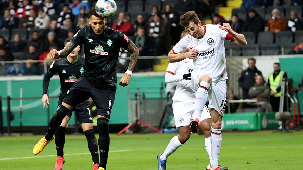 Davie Selke (Werder) i David Abraham (Eintracht)