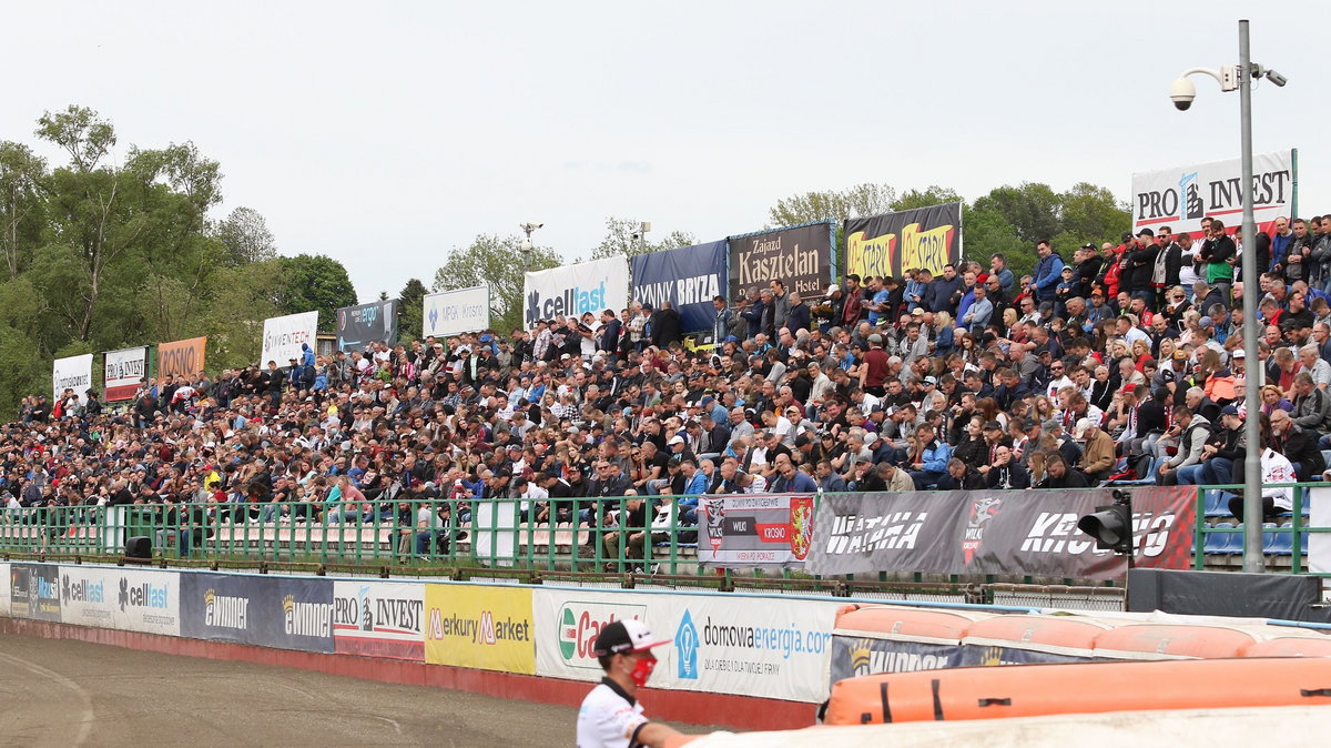 Tłum kibiców na stadionie Wilków Krosno