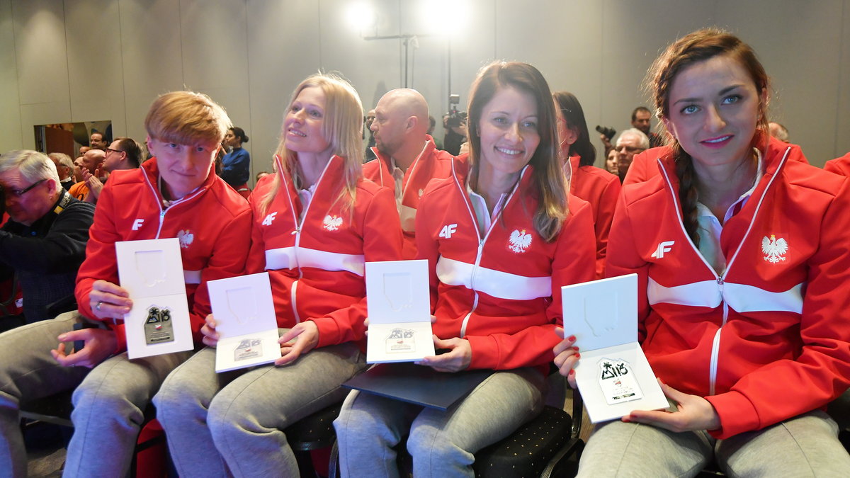 (Reprezentanci Polski w biathlonie i biegach narciarskich podczas ceremonii ślubowania