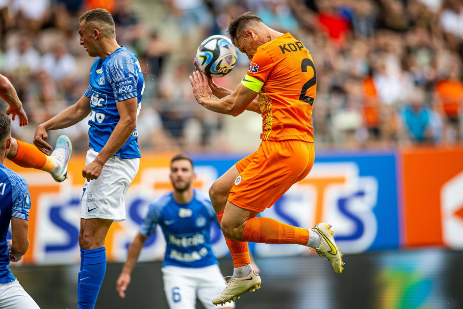 Bartosz Kopacz trafił piłką w rękę, przez co gol Aleksa Ławniczaka nie został uznany (23.07.2023 r.).