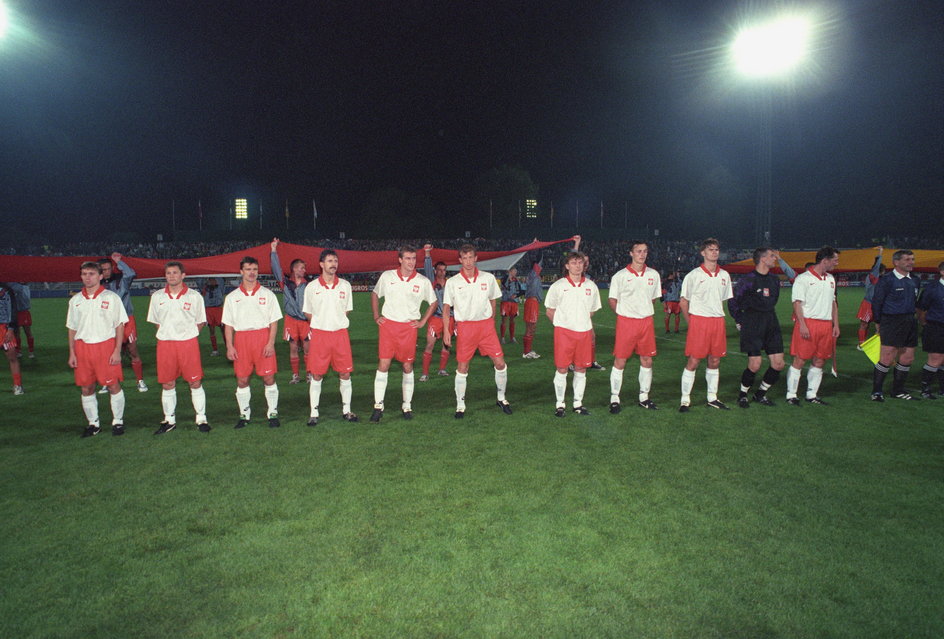 Grzegorz Lewandowski (czwarty z lewej) przed meczem towarzyskim Polska - Niemcy w 1996 r.