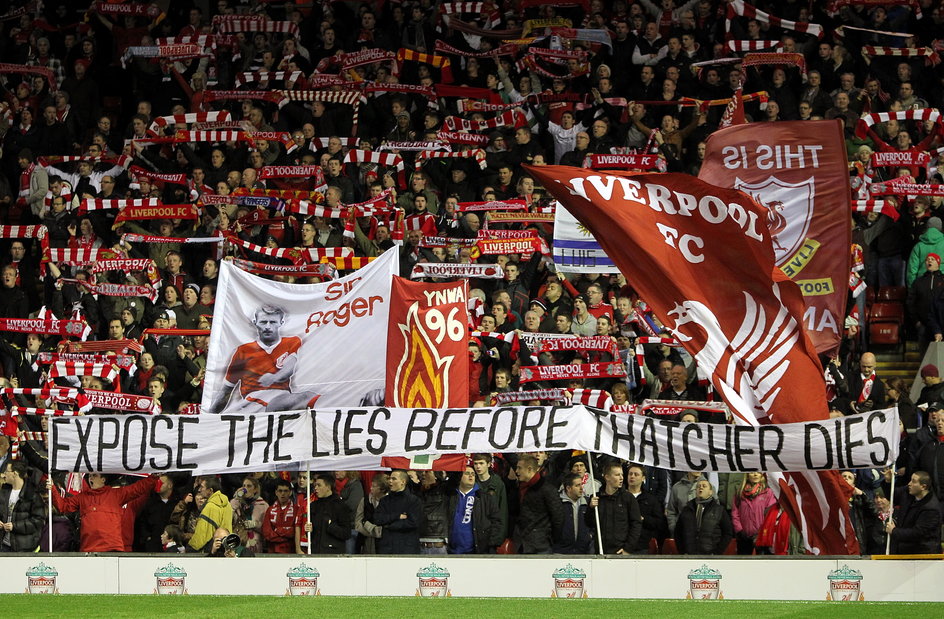Fani Liverpoolu podczas półfinału Pucharu Anglii w 2012 r. wystawili transparenty skierowane do byłej premier, która oglądała spotkanie ze stadionu