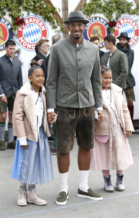 epa07900882 - GERMANY SOCCER BAYERN MUNICH OKTOBERFEST (FC Bayern Munich attends Oktoberfest)