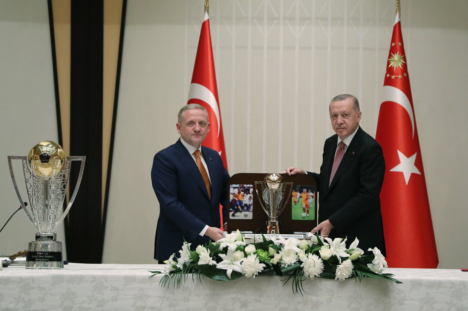 Szef Basaksehiru Goksel Gumusdag (z lewej) i Recep Tayyip Erdogan (z prawej) w 2020 r.