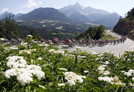 2010-07-14T164332Z_01_EGA02_RTRIDSP_3_CYCLING-TOUR.jpg