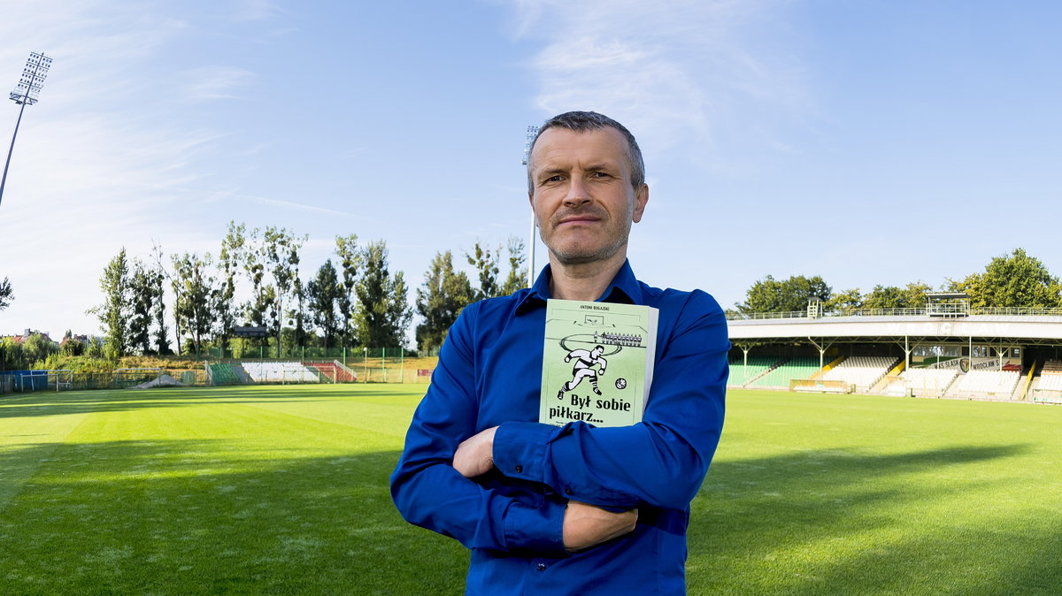 Antoni Bugajski ze swoją książką „Był sobie piłkarz...”.