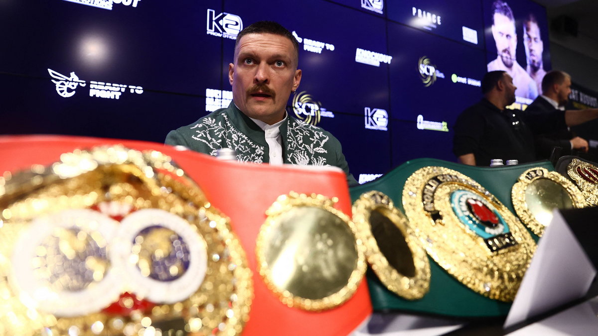 Ołeksandr Usyk przed rozpoczęciem konferencji prasowej we Wrocławiu (24.08.2023 r.)