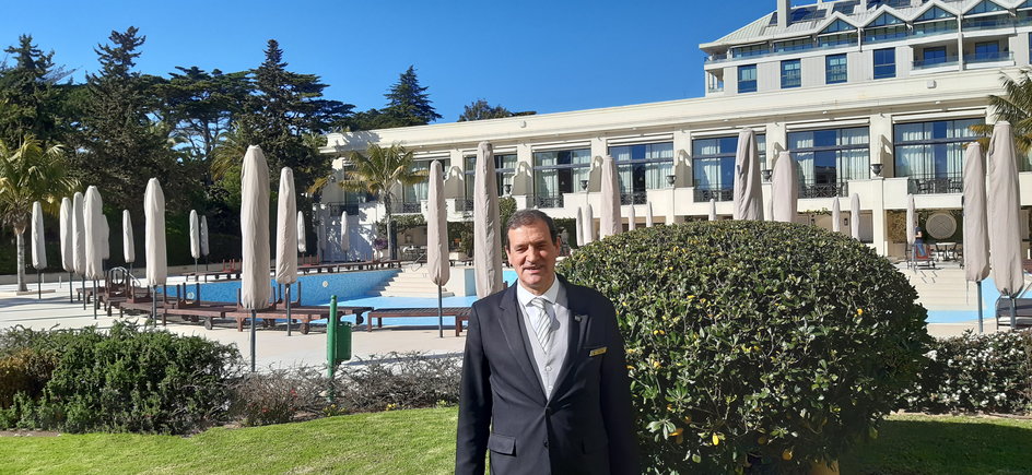 Kierownik recepcji hotelu Palacio Paulo Castela, który zna Fernando Santosa od 42 lat