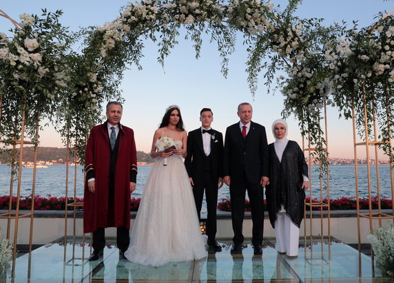 epa07633596 - TURKEY SOCCER MESUT OZIL WEDDING (Turkish President Erdogan attend Mesut Ozil's wedding)