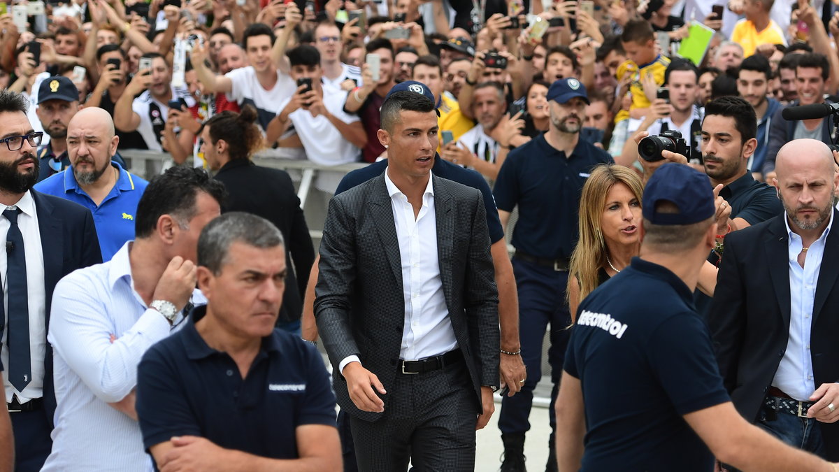 Cristiano Ronaldo witany przez kibiców Juventusu przed konferencją prasową