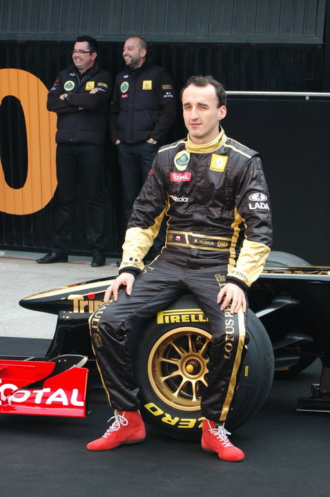 Bolid R31 i Robert Kubica (front)