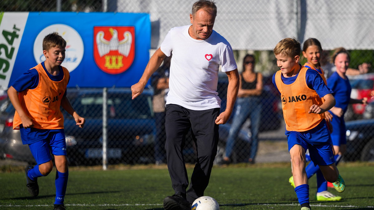 W kampanii wyborczej w piłkę grywali przedstawiciele kilku politycznych opcji. Donald Tusk także.