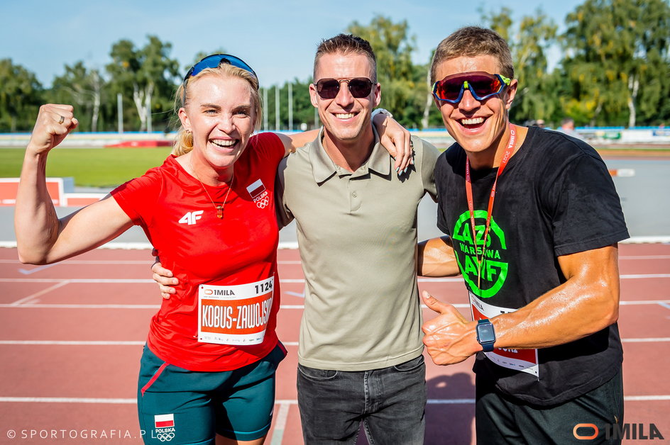 1MILĘ wspierają słynni sportowcy – m.in. wioślarka, medalistka igrzysk, Agnieszka Kobus-Zawojska oraz medalista mistrzostw świata w biegu na 1500 m Marcin Lewandowski (w środku)