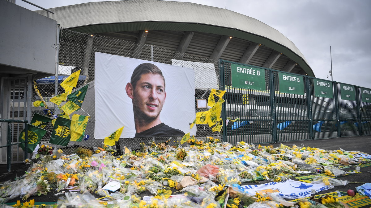 Zdjęcie Emiliano Sali przed stadionem w Nantes