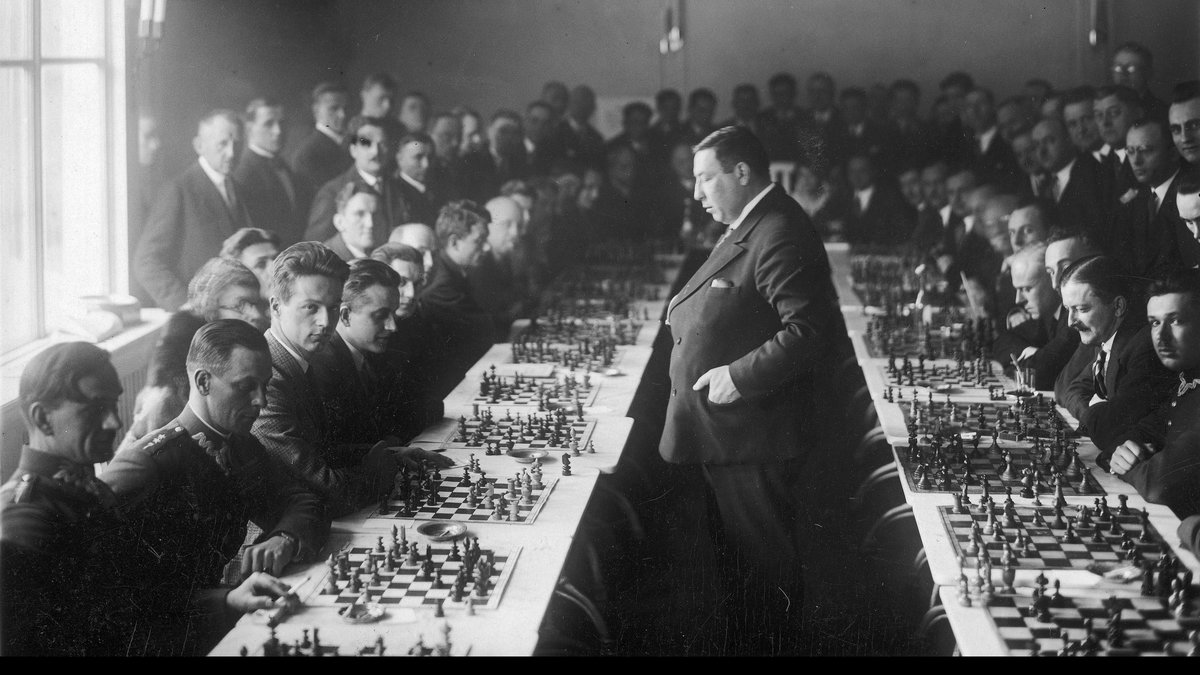 Akiba Rubinstein w czasie gry z 25 szachistami