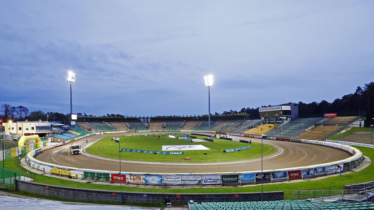 Oświetlenie stadionu w Zielonej Górze nie działa od sierpnia 2021, po tym jak spalił się jeden z masztów.