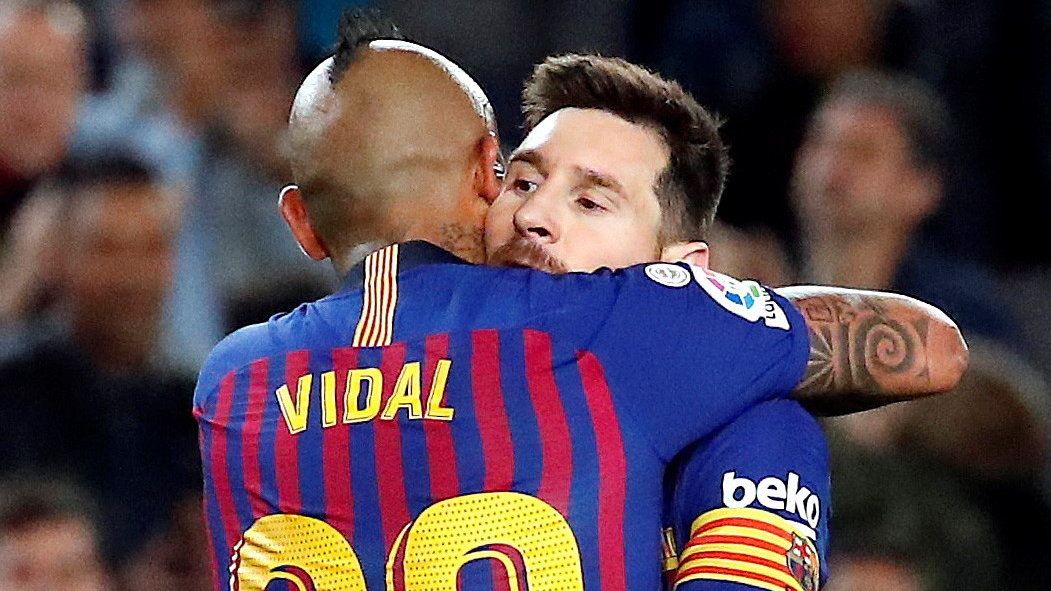 Lionel Messi odbiera gratulacje po golu