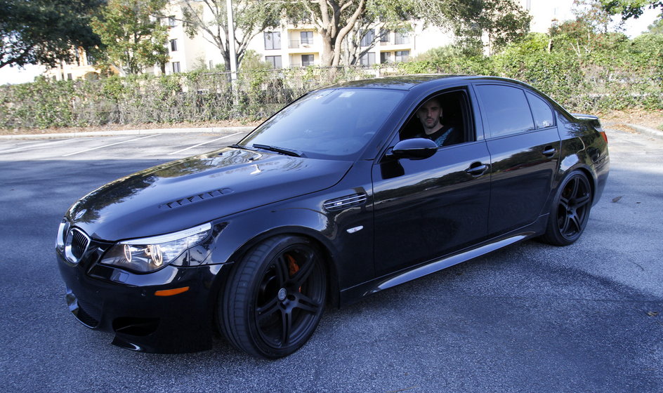 Marcin Gortat w swoim BMW M5