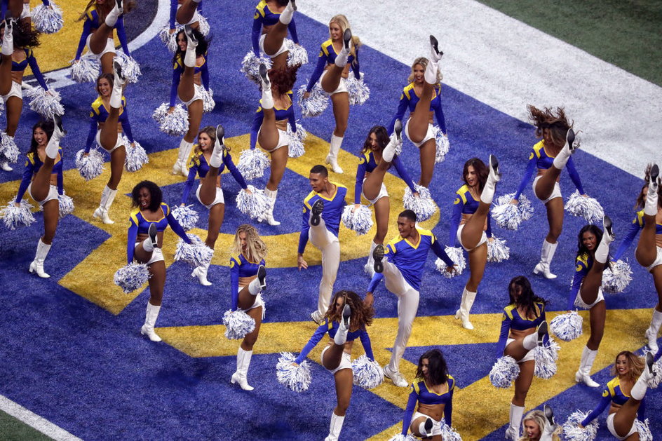 Napoleon Jinnies i Quinton Peron razem z cheerleaderkami Los Angeles Rams