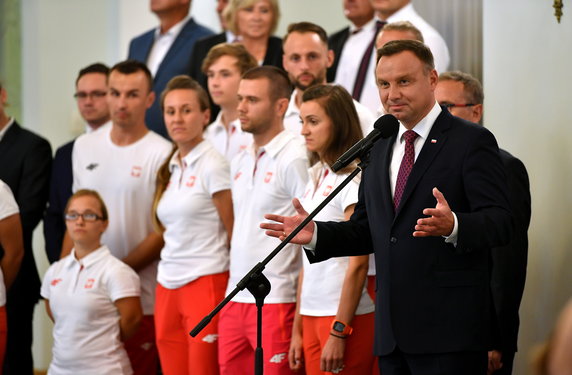 18905213 - LEKKOATLETYKA SPOTKANIE PREZYDENTA Z PARALEKKOATLETAMI (Andrzej Duda )