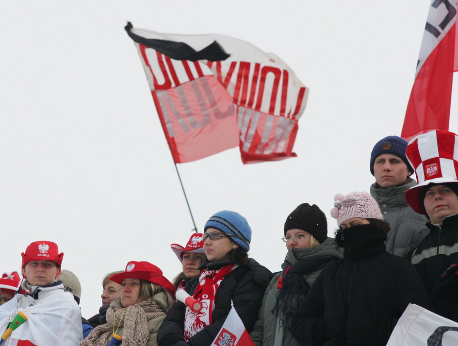 Kir na fladze polskich kibiców w czasie konkursu PŚ w Zakopanem, 29.01.2006 r.