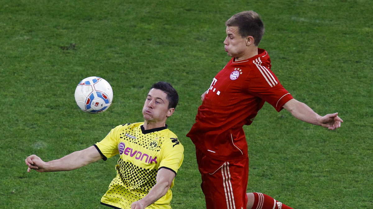 Robert Lewandowski (L) w meczu z Bayernem