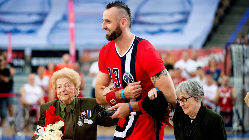 Uczestniczki powstania warszawskiego na meczu Gortat Team - Wojsko Polskie