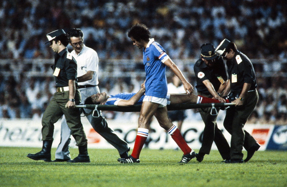 Michel Platini przy Patricku Battistonie. Półfinał MŚ 1982