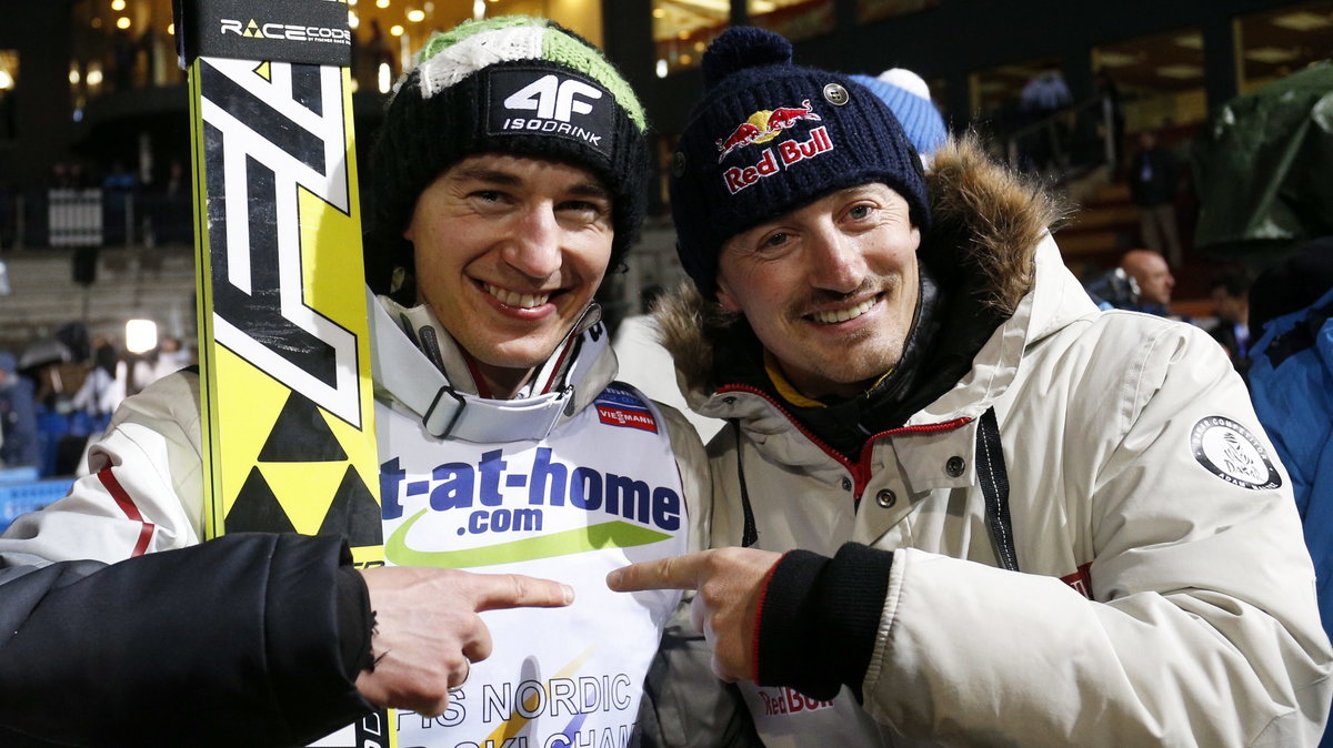 Kamil Stoch z Adamem Małyszem po zdobyciu mistrzostwa świata w skokach narciarskich w Val di Fiemme (28 lutego 2013)