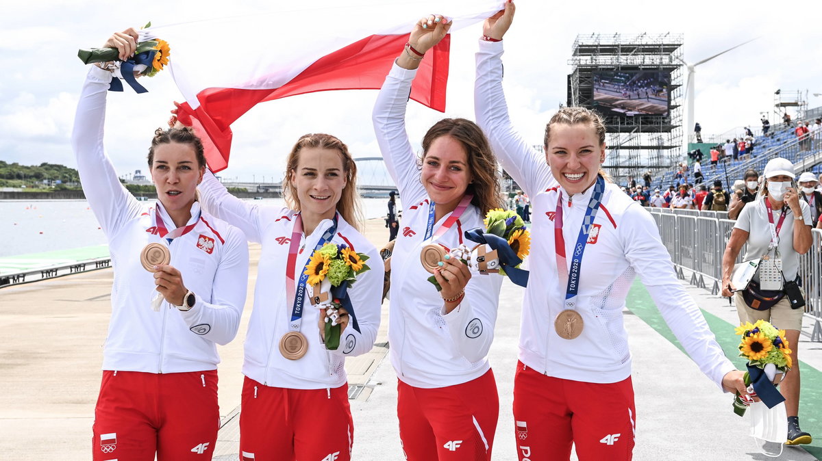 Jest uśmiech, jest radość - Polki wiedziały, że dokonały wielkiej rzeczy. Od lewej: Anna Puławska, Karolina Naja, Justyna Iskrzycka i Helena Wiśniewska.