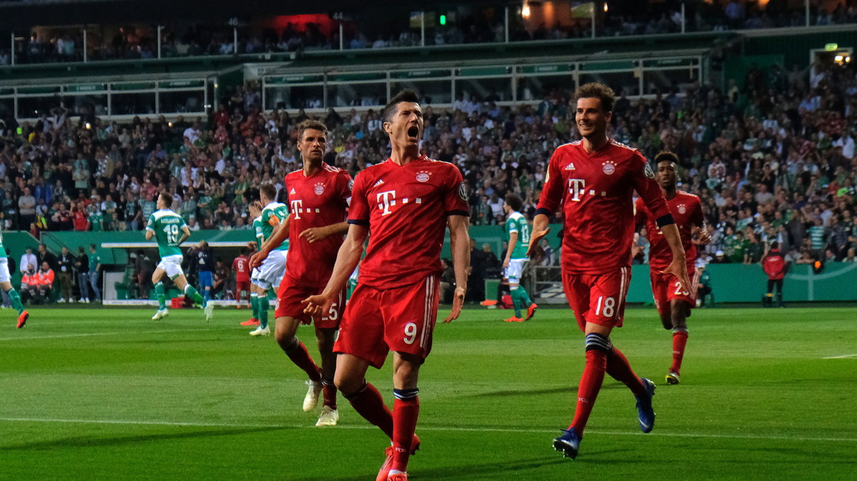 Robert Lewandowski i piłkarze Bayernu cieszą się z gola