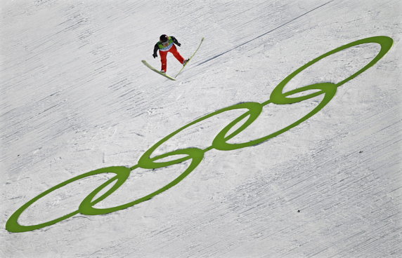 2010-02-20T205338Z_01_OLYIM137_RTRIDSP_3_OLYMPICS-SKI-JUMPING.jpg