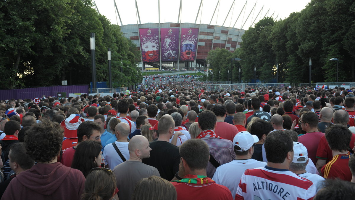 Kibice w drodze na Stadion Narodowy, fot. PAP/Andrzej Hrechorowicz