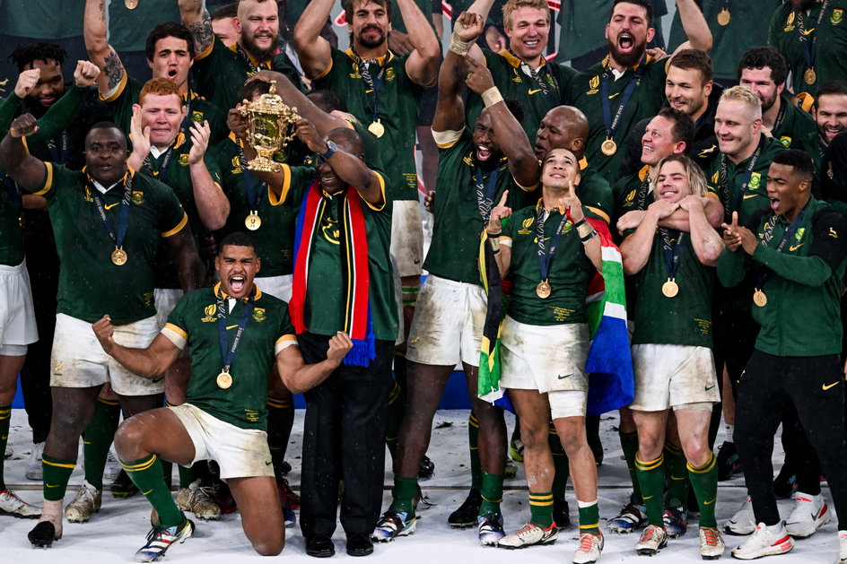 Rugbyści RPA świętują wygranie Pucharu Świata po meczu z Nową Zelandią (12:11)