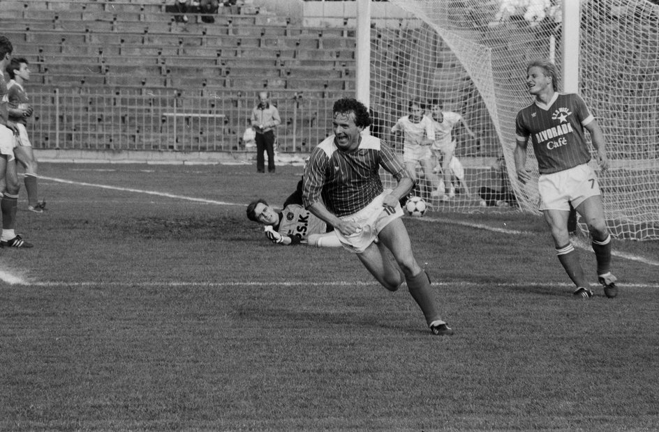 Mirosław Okoński po strzeleniu bramki w meczu Lech Poznań - Wisła Kraków (1984).