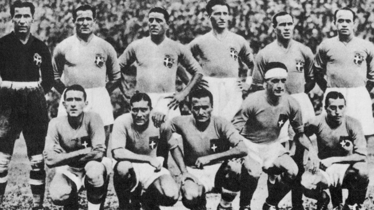 Od lewej stojąc: Gianpiero Combi, Luis Monti, Attilio Ferraris, Luigi Allemandi, Enrique Guaita, Giovanni Ferrari. Od lewej dolny rząd: Angelo Schiavio, Giuseppe Meazza, Eraldo Monzeglio, Luigi Bertolini, and Raimundo Orsi.