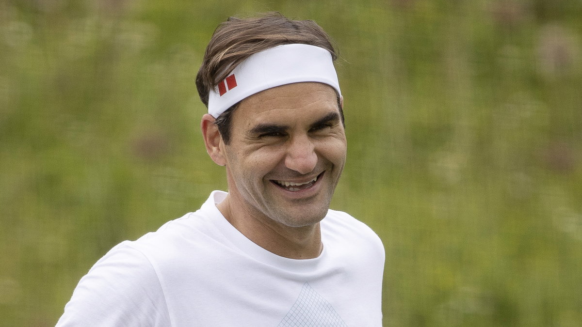 Roger Federer podczas jednego z treningów na Wimbledonie (2021 r.)