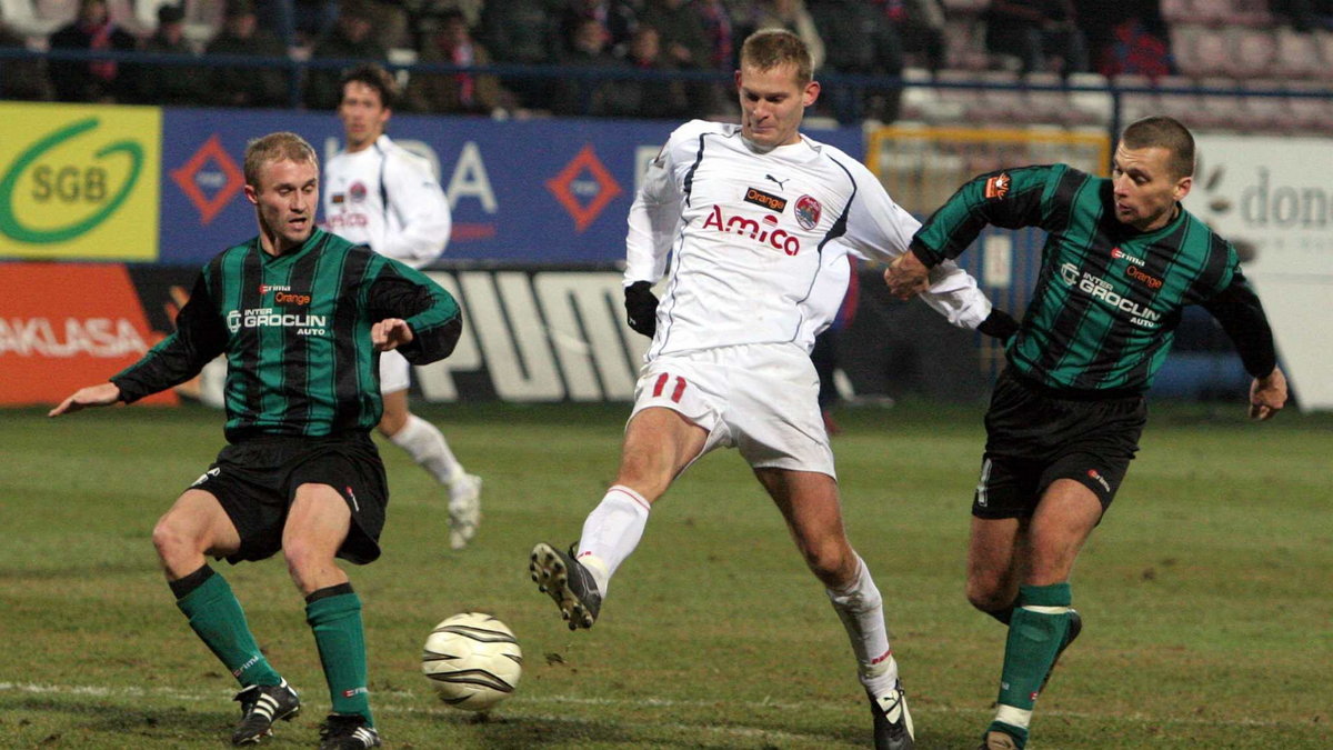 Lumir Sedlack (L), Karol Gregorek (C) i Rafał Lasocki (P) w meczu Amica Wronki - Groclin Grodzisk Wielkopolski w grudniu 2005 r.