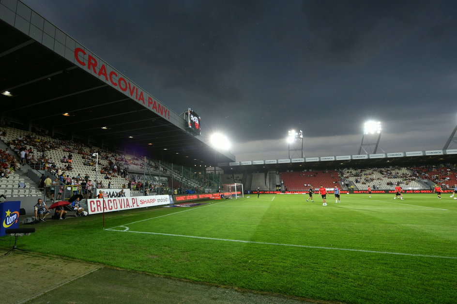 Czarne chmury nad stadionem Cracovii