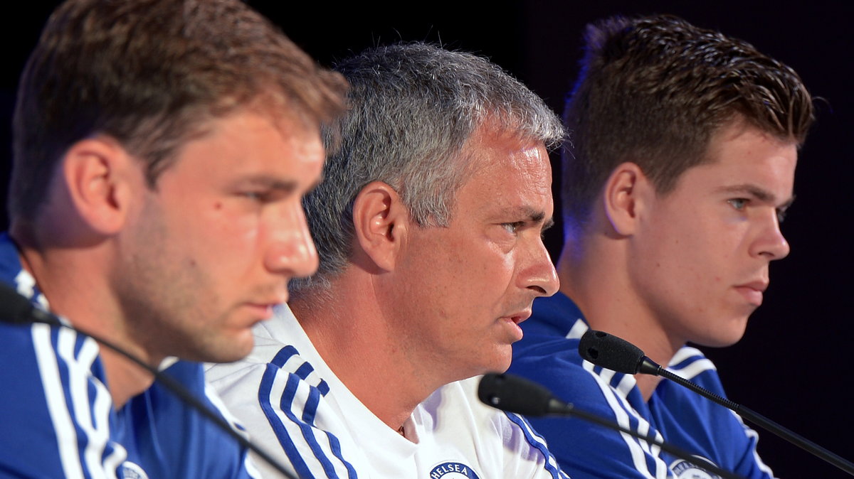 Trener Chelsea - Jose Mourinho (w środku)