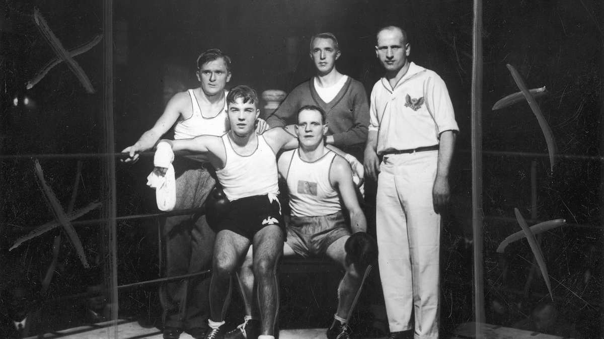 St. wachmistrz Feliks Stamm (z lewej), legendarny trener polskich pięściarzy, poznawał tajniki boksu w Centralnej  Wojskowej Szkole Gimnastyki i Sportów.