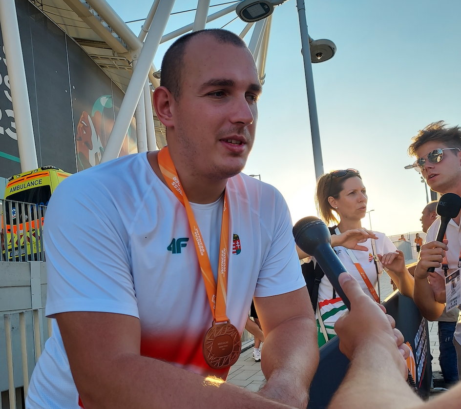Bence Halasz po odebraniu brązowego medalu MŚ 2023