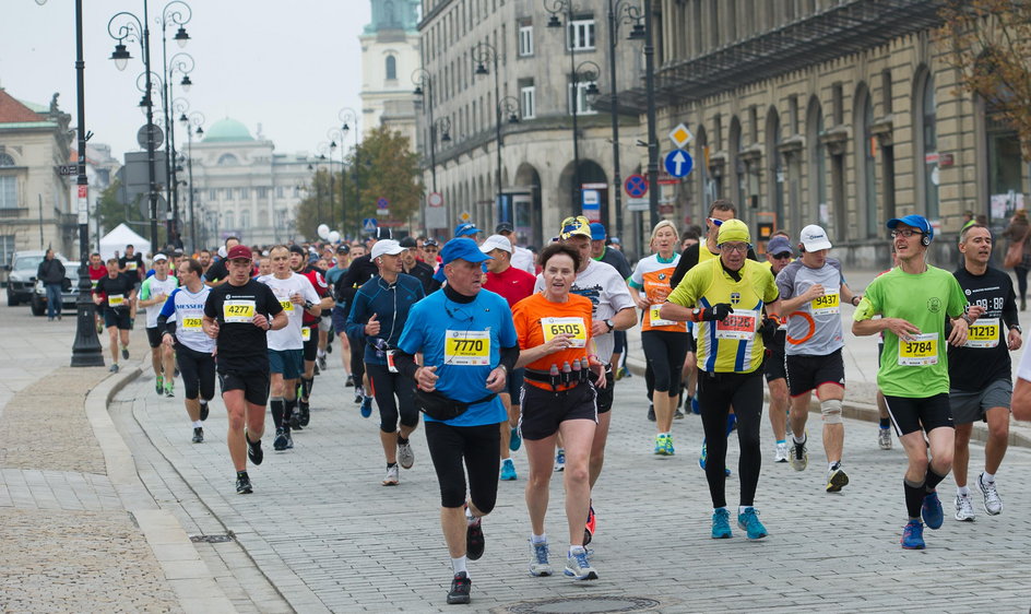Od 1979 roku maratończycy przemierzają co roku ulice Warszawy