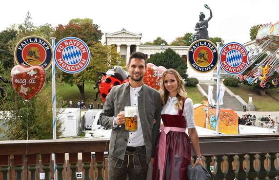 epa07901217 - GERMANY SOCCER BAYERN MUNICH OKTOBERFEST (FC Bayern Munich attends Oktoberfest)