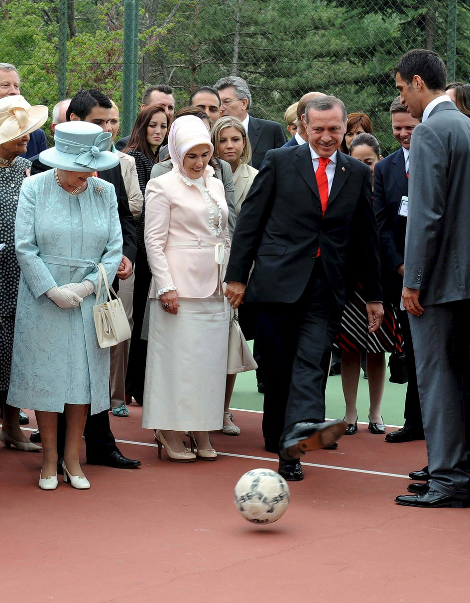 Hakan Sukur (z prawej) w towarzystwie Recepa Erdogana i królowej Elżbiety II