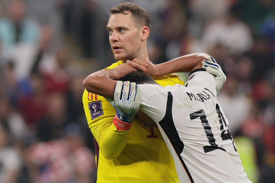 Manuel Neuer pocieszający Jamala Musialę