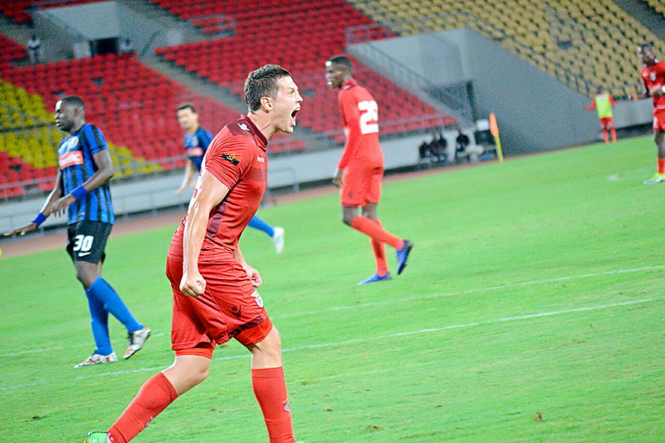 Jacek Magdziński cieszący się z bramki dla Sport Luanda e Benfica